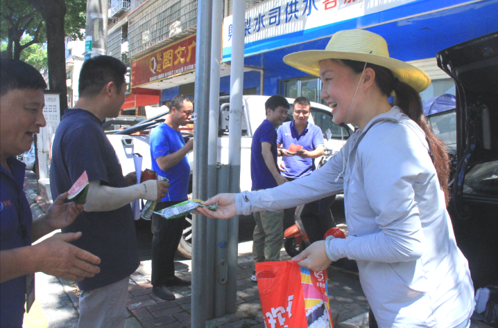 酷暑送清涼，關(guān)懷沁人心